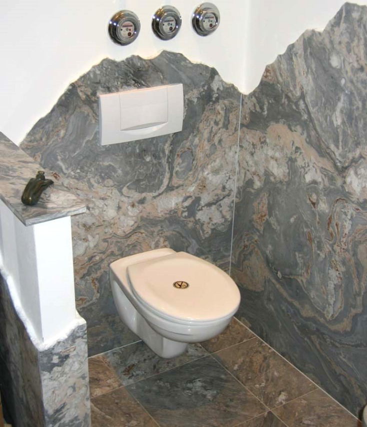 Bad aus bläulichem Naturstein, Toilette